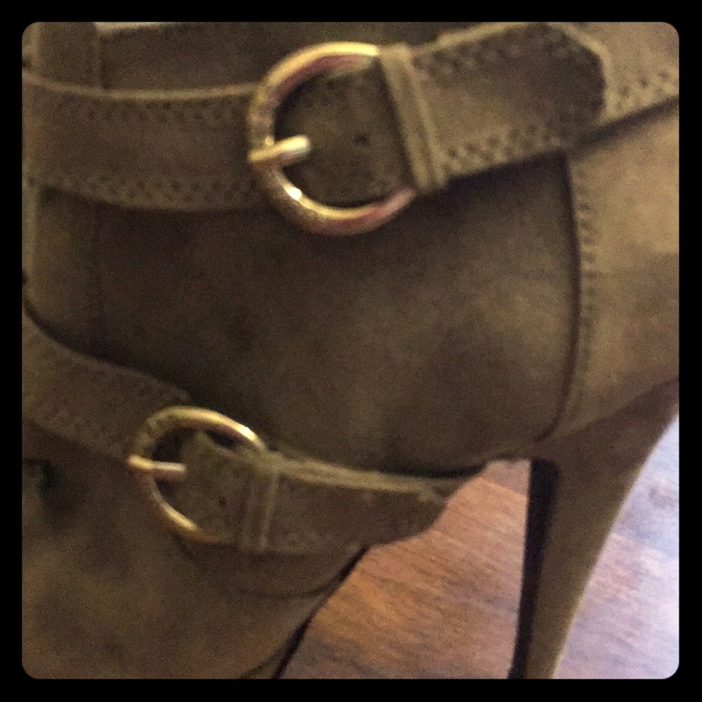 Guess grey suede boots
